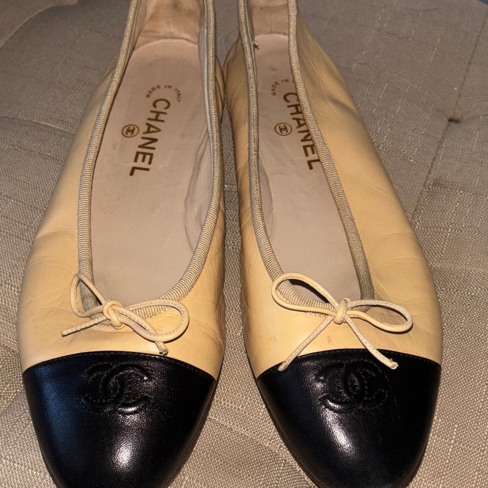 CHANEL Beige and Black Cap Toe Flats